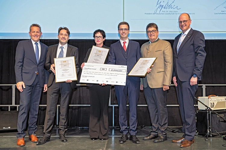 V.l.n.r.: Tobias Grosse (Director Marketing & Sales bei Dentaurum), Dr. Julian Boldt, Prof. Dr. Angelika Stellzig-Eisenhauer, Dr. Felix Kunz, Axel Winkelstroeter (Geschäftsleitung bei Dentaurum) und DGKFO Präsident Prof. Dr. Jörg Lisson.