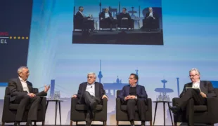 Auf der 7. Nationalen Vertriebstagung von Henry Schein stellten sich bei einer Podiumsdiskussion Mitglieder des Management-Teams Fragen zur wirtschaftlichen Lage des Unternehmens und zu den Herausforderungen für 2017.