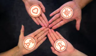 Die vier Säulen des Unternehmens: (rechts oben – im Uhrzeigersinn) LaserMelting, Fräsen, 3D-Druck und Service.
