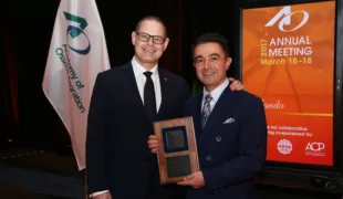 Prof. Dr. F. Khoury mit AO-Präsident Michael R. Norton, BDS, FCS, RCS bei der Preisverleihung. © American Academy of Osseointegration
