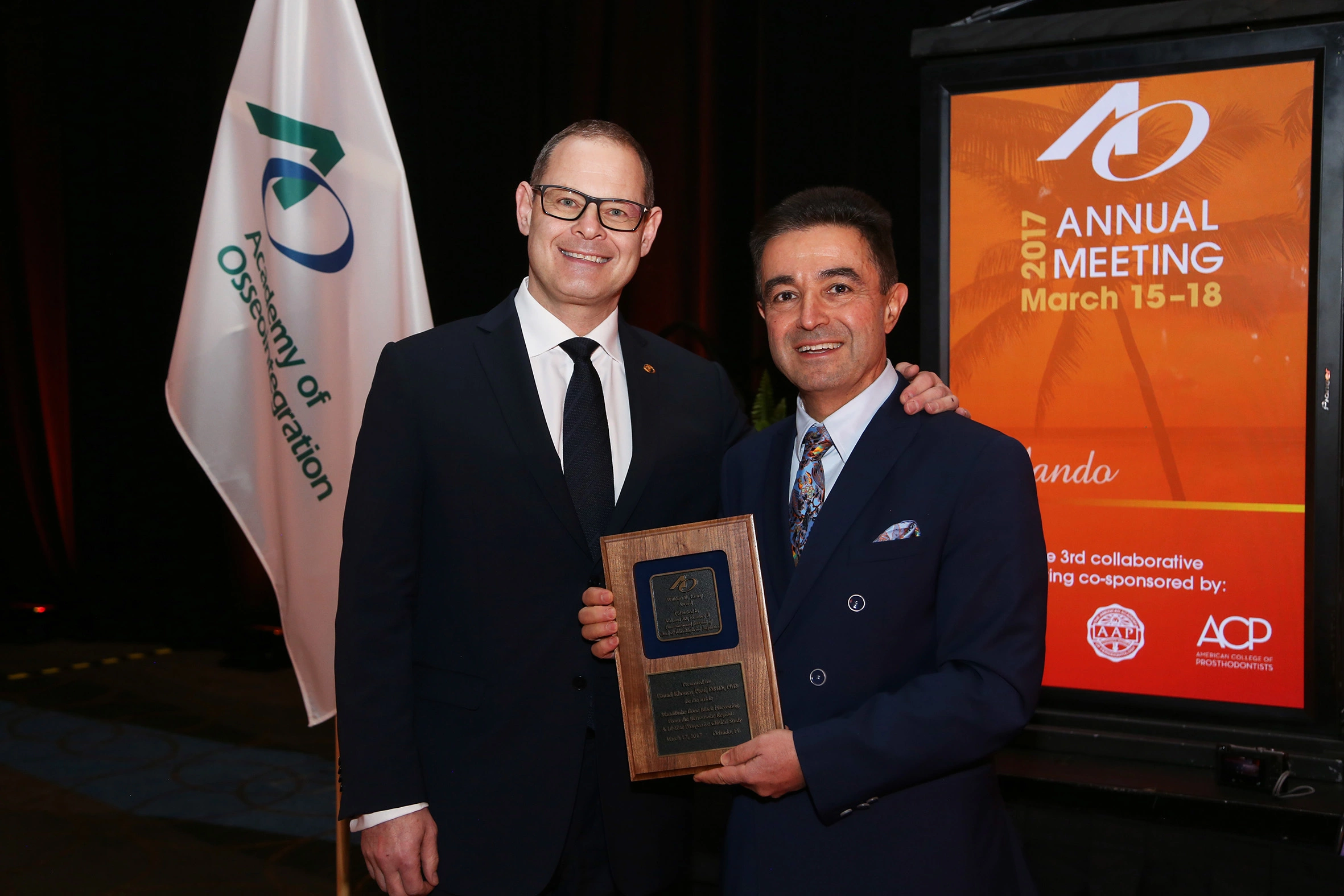 Prof. Dr. F. Khoury mit AO-Präsident Michael R. Norton, BDS, FCS, RCS bei der Preisverleihung. © American Academy of Osseointegration