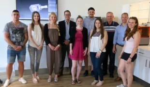 Die Lehrlinge gemeinsam mit Bernhard Breunig (3. v. r.), Andy Vetterli, Sales Manager CAD/CAM & Imaging Systems Switzerland bei Dentsply Sirona (2. v. r.), und Max Mattes, Junior Sales Specialist CAD/CAM Switzerland bei Dentsply Sirona (7. v. r.).