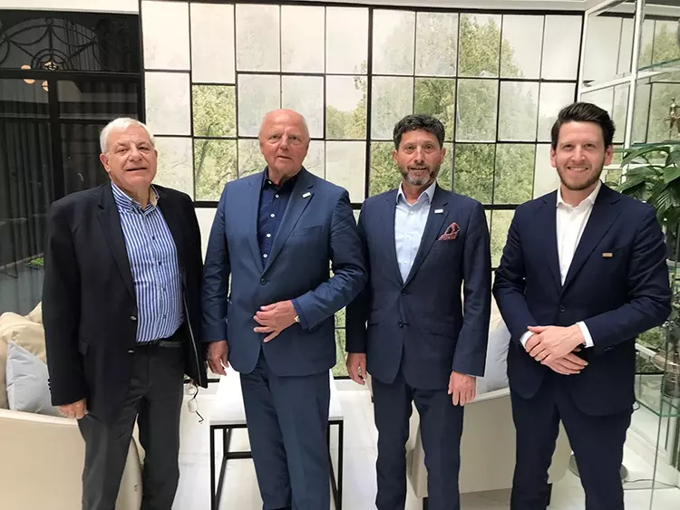 v.l.n.r.: Jean Martin Dondoz, Comident, Frankreich; Jochen G. Linneweh, BVD; Dr. Pavel Smažík, Association Czech Republic; Martin Ravets, Unifodent, Belgien.