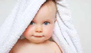 Eltern sollten mit ihren Kindern die Zahnarztpraxis ab dem ersten Zahn regelmäßig besuchen.