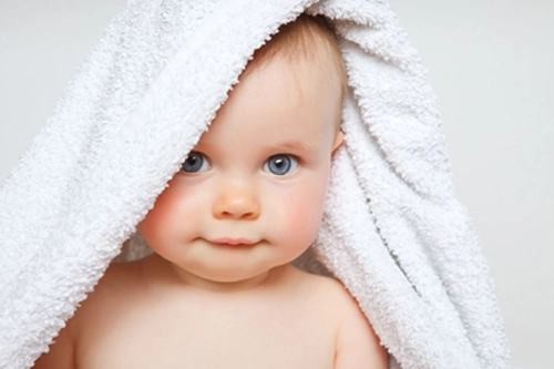 Eltern sollten mit ihren Kindern die Zahnarztpraxis ab dem ersten Zahn regelmäßig besuchen.