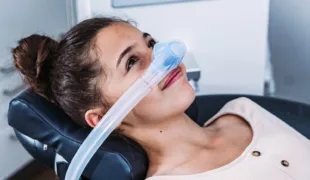 Eine komplexe Behandlung beim Zahnarzt wird mit Lachgassedierung oftmals als angenehmer und kürzer wahrgenommen.