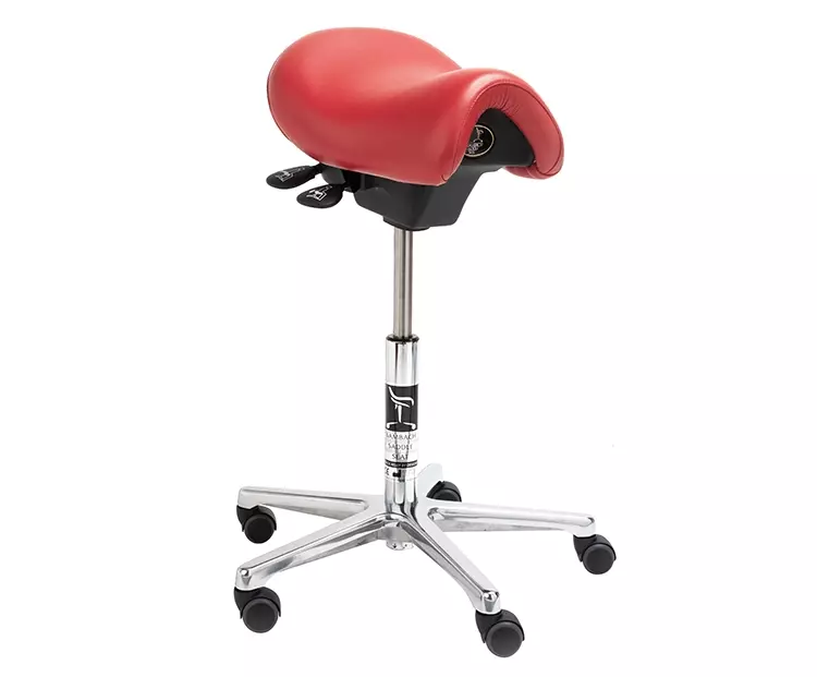 Nur der Bambach Sattelsitz unterstützt das Becken durch seine patentierte Sitzwölbung optimal und ermöglicht es der Wirbelsäule, ihre natürliche „S“-Form einzunehmen. Hierdurch wird eine falsche Sitzhaltung vermieden und eine natürliche, gesunde Sitzhaltung eingenommen.