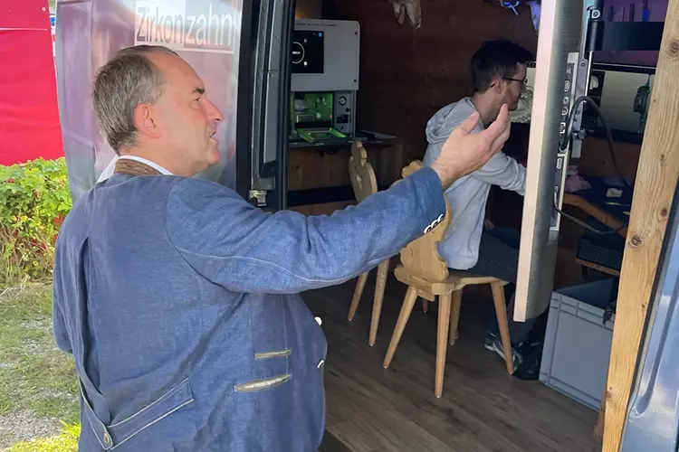 Hubert Aiwanger zeigte sich sehr interessiert an der digitalen Zahntechnik.