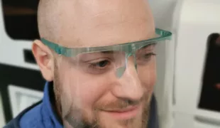 Um einen Beitrag gegen Corona zu leisten, stellt BEGO unter anderem kostenlose Design-Dateien für den DIY 3D-Druck nützlicher Utensilien zur Infektionsvermeidung zur Verfügung – wie z. B. diese 3D-gedruckten Schutzbrillen.