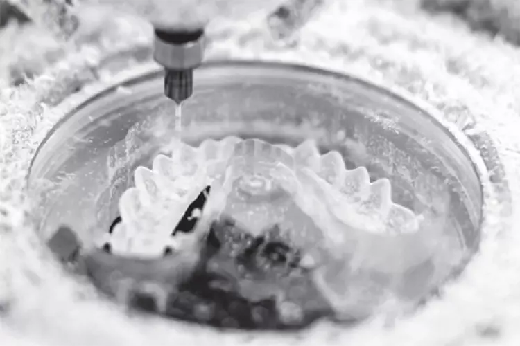 Abb. 1: Schiene während des Fräsprozesses,