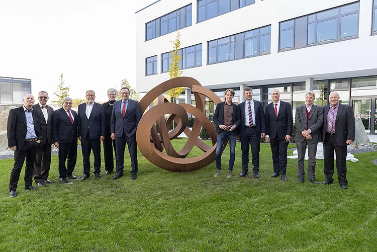 Die Macher des neuen CAMLOG Vertriebsgebäudes, versammelt um die ausdruckstarke Skulptur (v.l.n.r.): Jean-Marie Wyss, Wolfgang Herz, Stanley Bergman, Jürg Eichenberger, E. Dianne Rekow, Michael Ludwig, Pieter Obels (Künstler), Dr. René Willi, Michael S. Ettinger, Jörg Steinbrink, Mario Weisbrich.