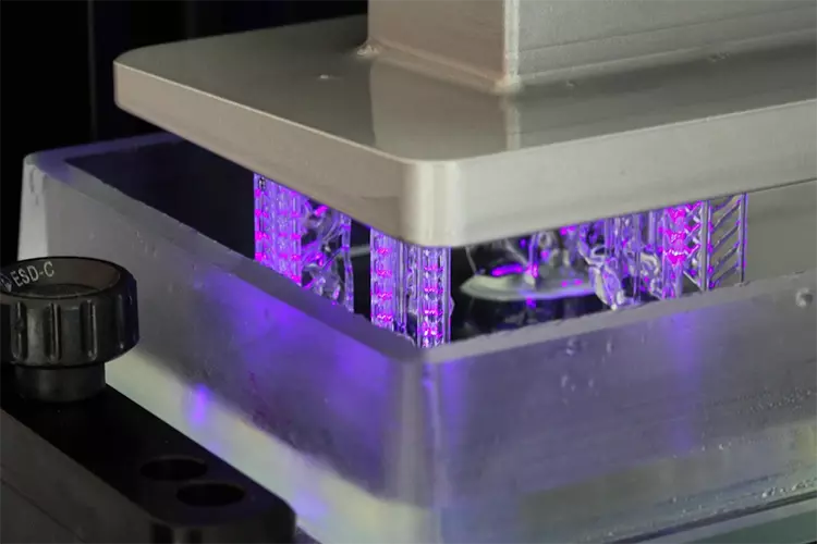 Abb. 2: Schienen während des Druckprozesses.