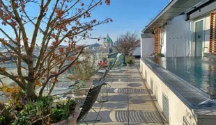Das Grand Ferdinand – Teil der Frühstücksterrasse mit Pool.