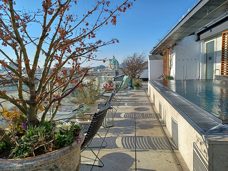 Das Grand Ferdinand – Teil der Frühstücksterrasse mit Pool.