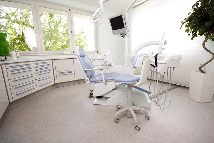 Der Bodenbelag im Behandlungszimmer vor der Sanierung mit PU-Design.