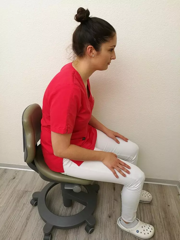 Ein herkömmlicher Stuhl zwingt die Wirbelsäule
in eine ungesunde Haltung in Form eines „C’s“.
Diese unnatürliche Haltung erhöht den Druck auf
die Bandscheiben enorm.