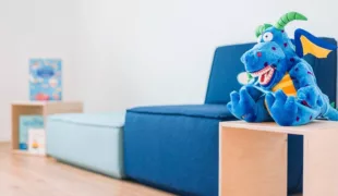 Der kleine Drache „Fridolin“ im blauen Zimmer.