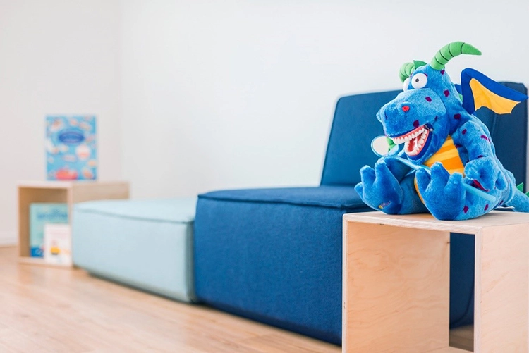 Der kleine Drache „Fridolin“ im blauen Zimmer.