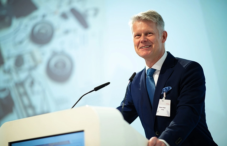Abb. 1: Der Präsident der DGZ, Prof. Rainer Haak, begrüßte die Teilnehmenden
und wies darauf hin, dass es die Zahnerhaltung war, die die Adhäsivtechnik mit
ihren universellen Einsatzmöglichkeiten in die Zahnheilkunde einführte.