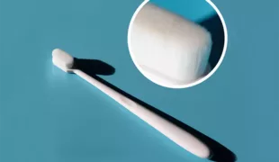 Nanozahnbürste mit Kunststoffgriff.