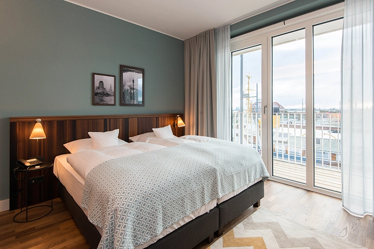 Hotelzimmer Hafenview mit Terrasse.