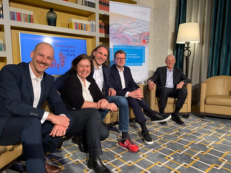 Nach erfolgreicher Session: Moderator Dr. Dennis Schaller, DG PARO Präsidentin Prof. Dr. Bettina Dannewitz, Prof. Dr. Michael Stimmelmayr, PD Dr. Arndt Happe und Prof. Dr. Christoph Hämmerle (v.l.)