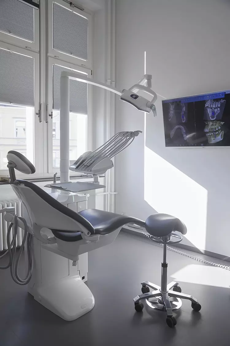 Behandlungsraum mit Compact-i5-Einheit von Planmeca.