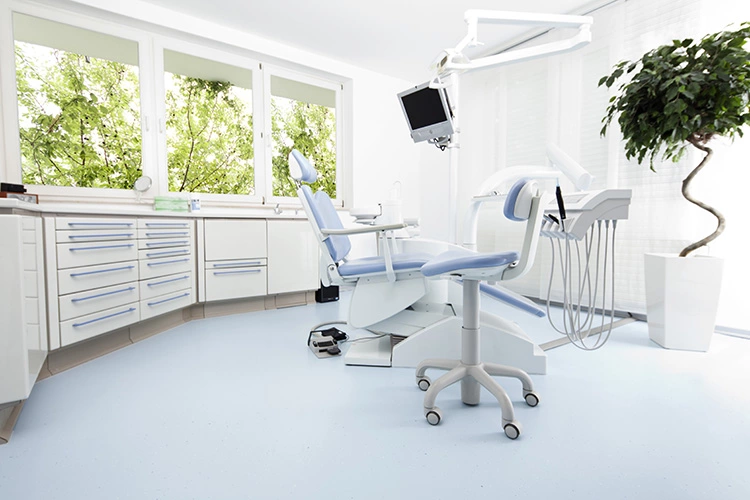 Der Bodenbelag im Behandlungszimmer nach der Sanierung mit PU-Design.