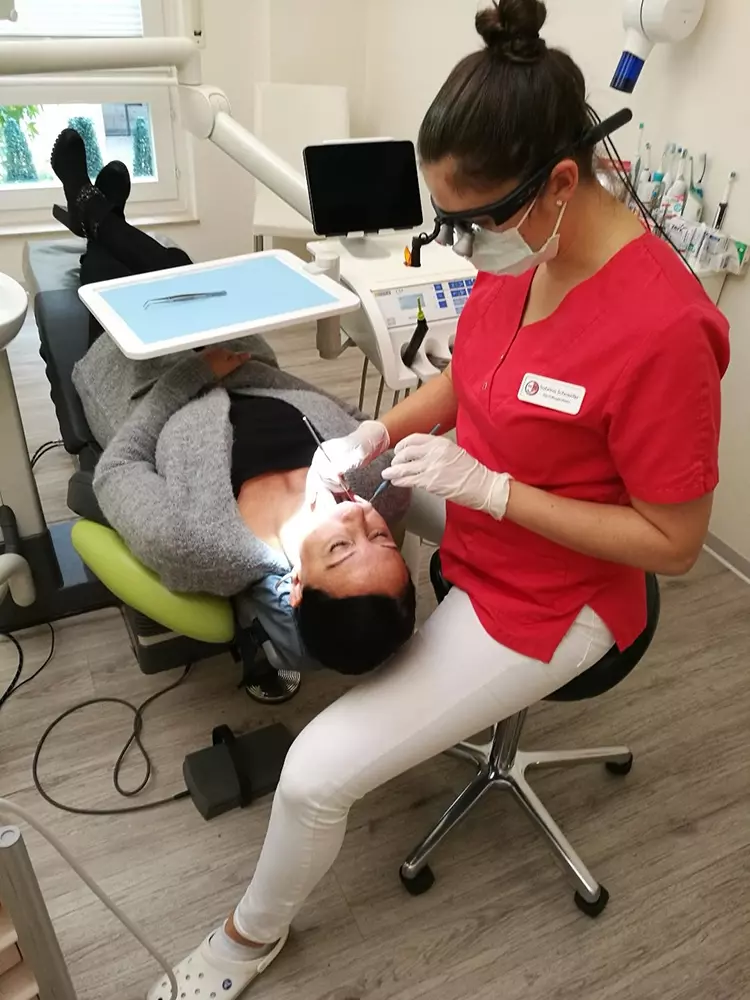 Nur der Bambach Sattelsitz unterstützt das Becken durch seine patentierte Sitzwölbung optimal und ermöglicht es der Wirbelsäule, ihre natürliche „S“-Form einzunehmen. Hierdurch wird eine falsche Sitzhaltung vermieden.