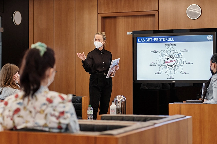 „Ein systematisches klinisches Konzept“: DH Adina Mauder erklärt, wie die Guided Biofilm Therapy jeder Zahnarztpraxis sowohl klinisch als auch wirtschaftlich nützt (GBT Praxistraining vor Ort: Zahnarztpraxis am Gendarmenmarkt, Dr. Hakan Uzun, Berlin).