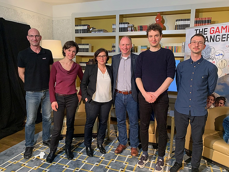 DG PARO Präsidentin Prof. Dr. Bettina Dannewitz zusammen mit Tagungspräsident Prof. Dr. Dr. Tom Beikler, Dr. PhD Sonja Sälzer und dem technischen Team.