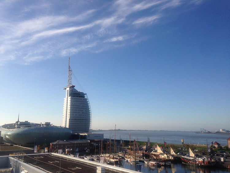 Blick von der Zimmerterrasse des Hotels The Liberty – links das Klimahaus, die wellige Auster.