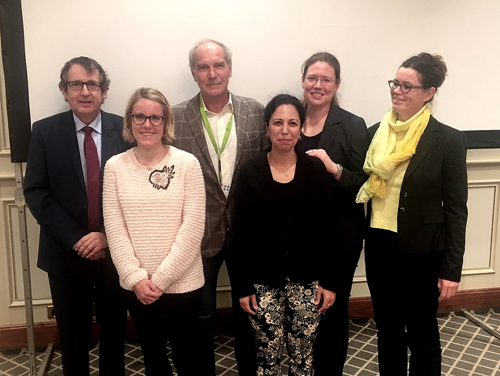 Alter und neuer Vorstand der DGPZM - von links: Prof. Dr. Stefan Zimmer, Universität Witten/Herdecke (neu gewählter Präsident der DGPZM), Prof. Dr. Cornelia Frese, Universitätsklinikum Heidelberg (Schatzmeisterin der DGPZM), Dr. Lutz Laurisch, Korschenbroich (Vizepräsident der DGPZM), Prof. Dr. Anahita Jablonski-Momeni, Universitätsklinikum Marburg (neu gewählte Generalsekretärin der DGPZM), Prof. Dr. Nadine Schlüter, Universitätsklinikum Freiburg (scheidende Generalsekretärin der DGPZM), Prof. Dr. Carolina Ganß (scheidende Präsidentin der DGPZM). Foto: Privat