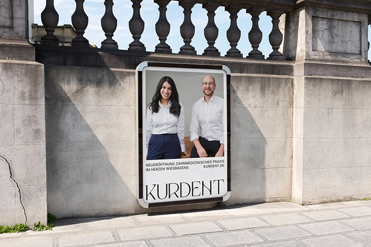 Werbeplakat der Praxisinhaber anlässlich der bevorstehenden Praxiseröffnung.