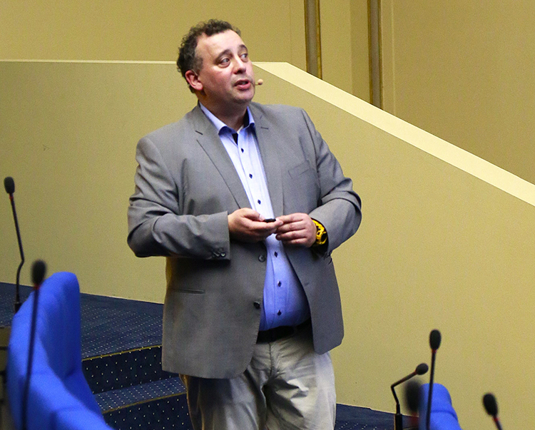 Prof. Dr. Alexander Rahman stellte
fest, dass Kariesprävention bei
Kindern bereits in der Schwangerschaft
der Mutter einsetzen sollte.