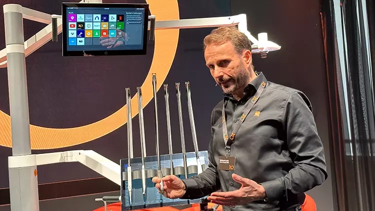 Abb. 3: Die XO Flow mit Navigator für Apps und Instrumentenbrücke mit Dashboard.
