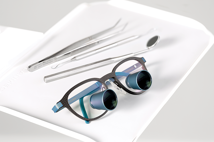 Die Lupenbrillen erlauben eine gute Sicht auf das Behandlungsfeld.