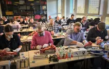 Hands-on konnten die Teilnehmer unter Anleitung des Referenten chirurgische Konzepte (hier die Nahttechnik) selbst ausprobieren.