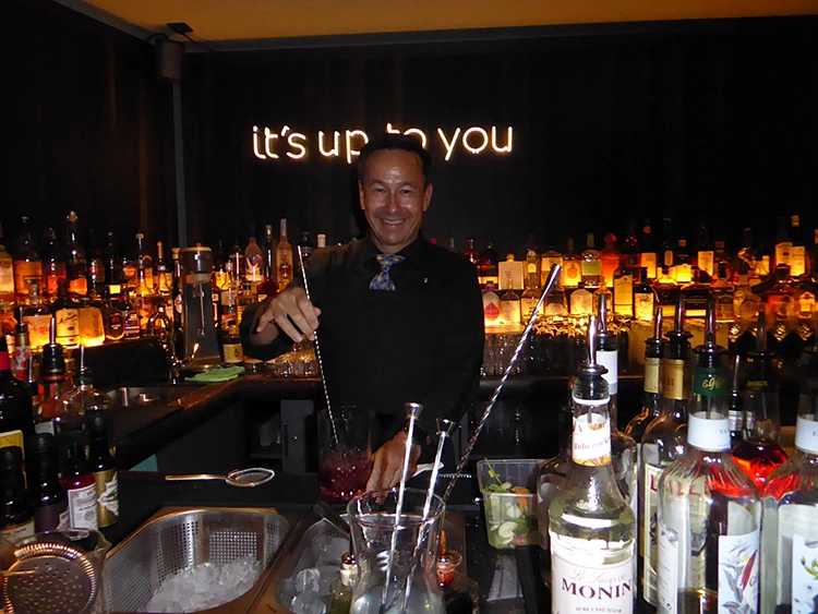 Barchef Ron de Preter mixt erlesene Drinks.