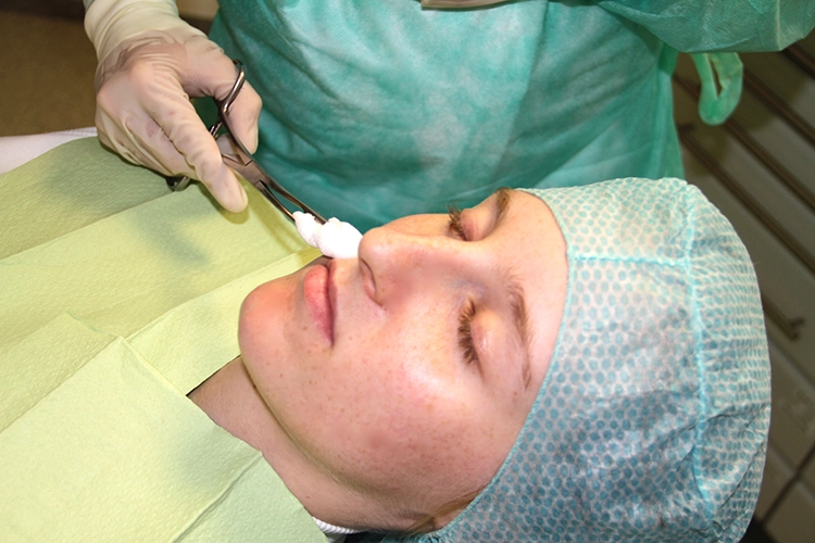 Zur antiseptischen Behandlung der Haut ist ein stringentes Vorgehen erforderlich.