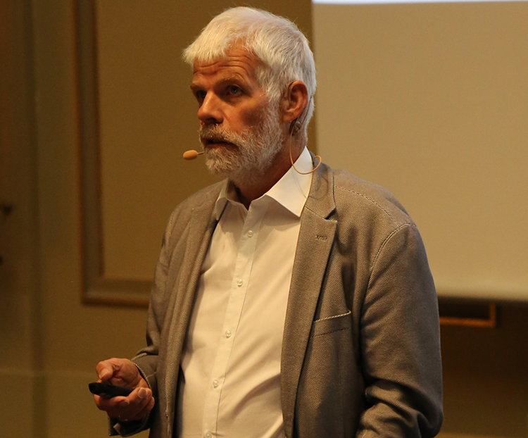 Prof. Dr. Ulrich Schiffner scheute
keine Mühe: Mit erheblichem
Rechercheaufwand gelang es ihm,
die Nachcorona-Situation hinsichtlich
der Kariesprävention zu
skizzieren.