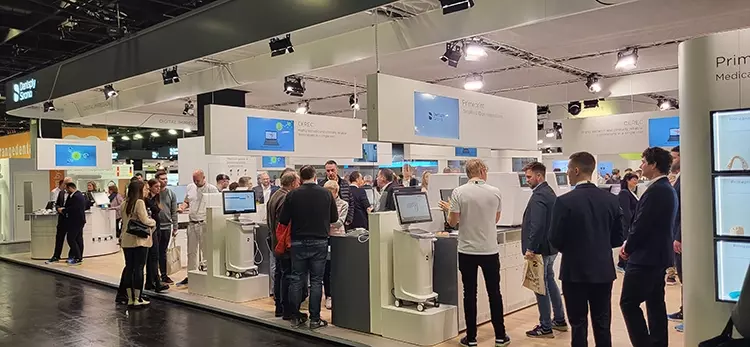 Sehr gut besucht war der großflächige Messestand von Dentsply Sirona.