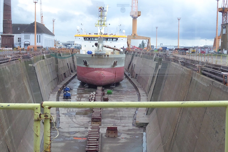 Blick in ein Trockendock bei der Rundfahrt mit dem Hafenbus.