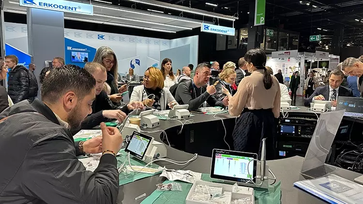 Abb. 6: Hands-on-Kurs Endo am Coltene Stand.