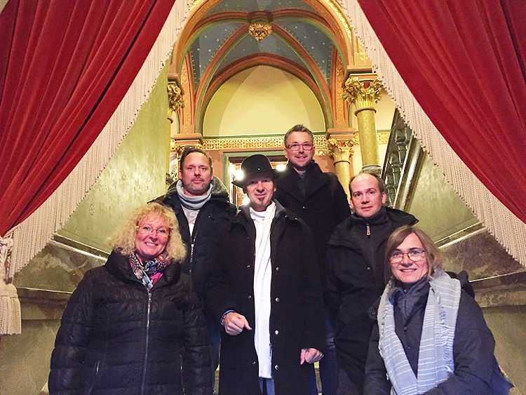 Abb. 6: Anke Reuter (links) beim Ästhetikseminar auf Schloss Drachenburg.