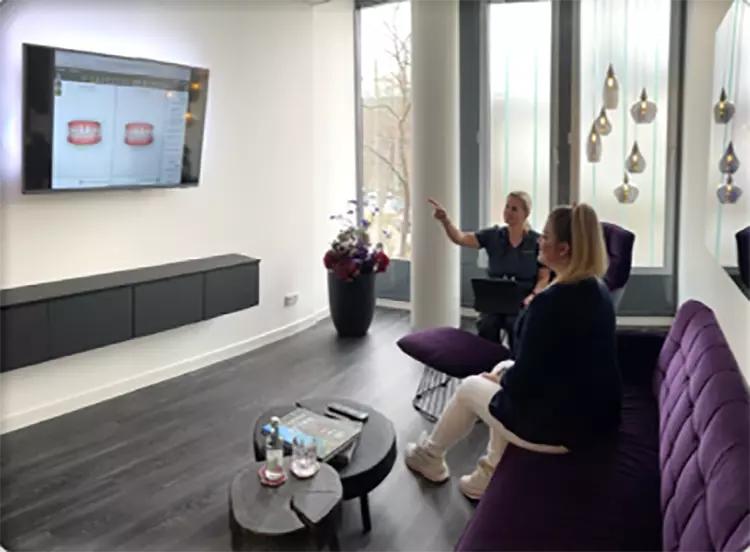 Abb. 6: Vorstellung des Behandlungsplans in unserer Smile Lounge.