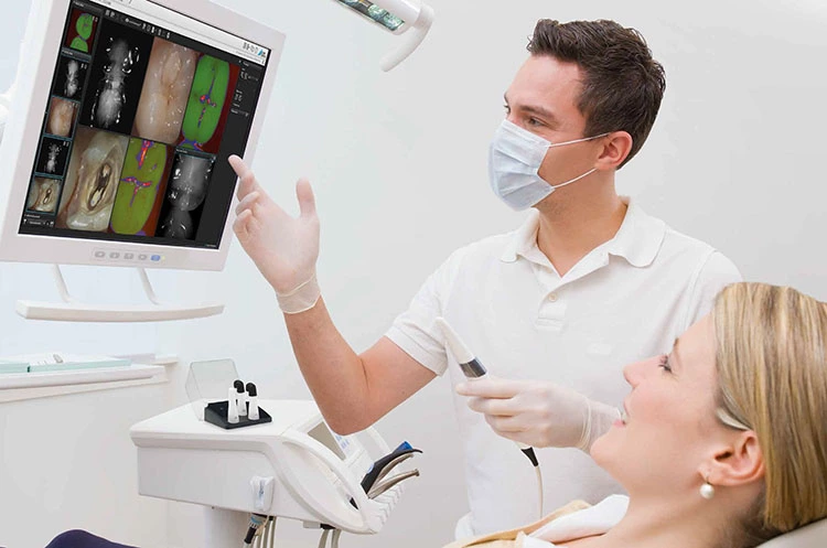 Abb. 5: Mit der Intraoralkamera kann das Verständnis des Patienten für die Behandlungsmaßnahme gesteigert werden.