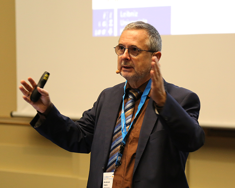 Prof. Dr. Andreas Hahn beleuchtete
eine Schnittstelle zwischen Ernährungswissenschaften
und Parodontologie:
Inflammation und Ernährung.