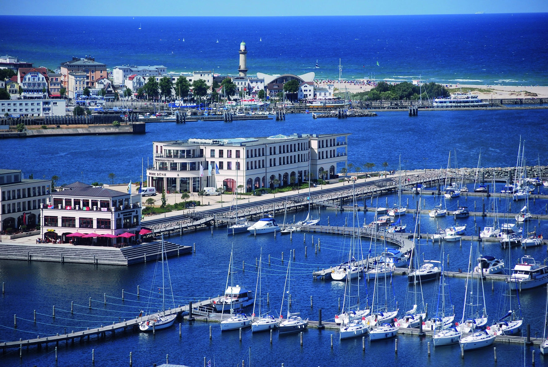 Die Yachthafenresidenz  „Hohe Düne“ in Warnemünde.