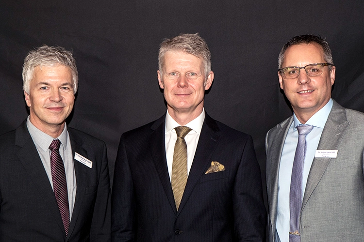 Dr. Baumgardt (l.), Dr. Hauschild (r.) mit Prof. Dr. Haak, Leipzig.